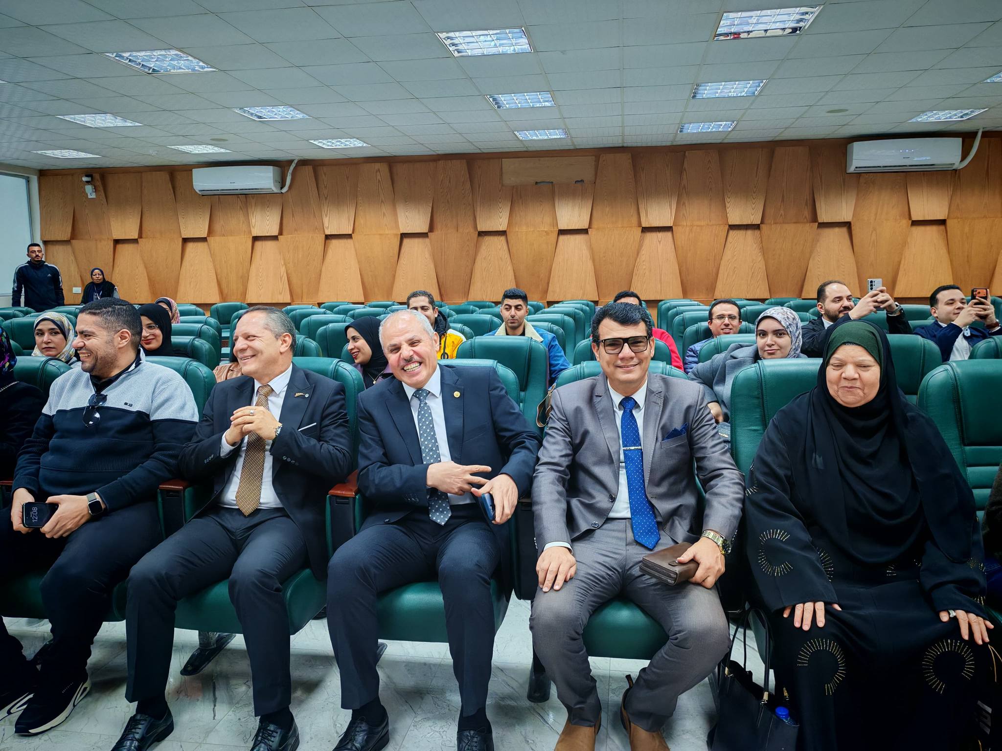 مناقشة رسالة الماجستير المقدمة من الصيدلي إبراهيم علي علي عرفان